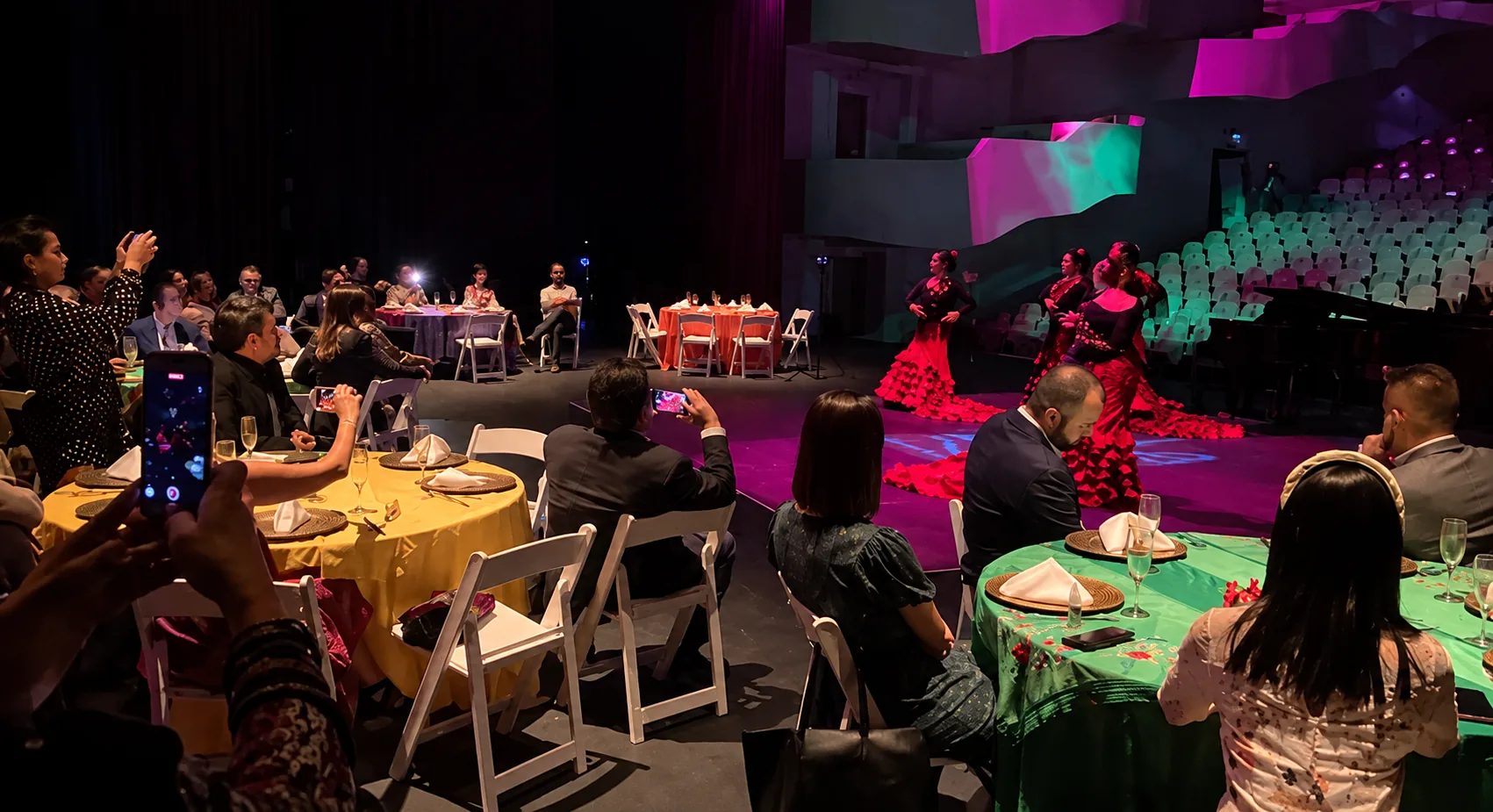 Cena con actuación de baile flamenco sobre el escenario